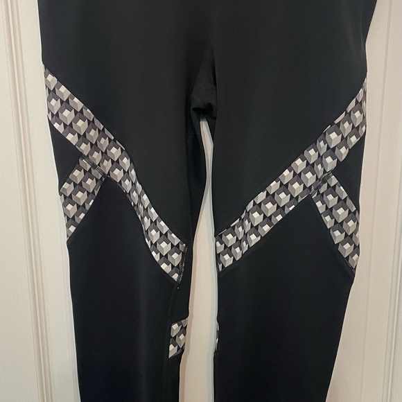 GapFit High Rise 7/8 Leggings in Eclipse - Picture 2 of 7